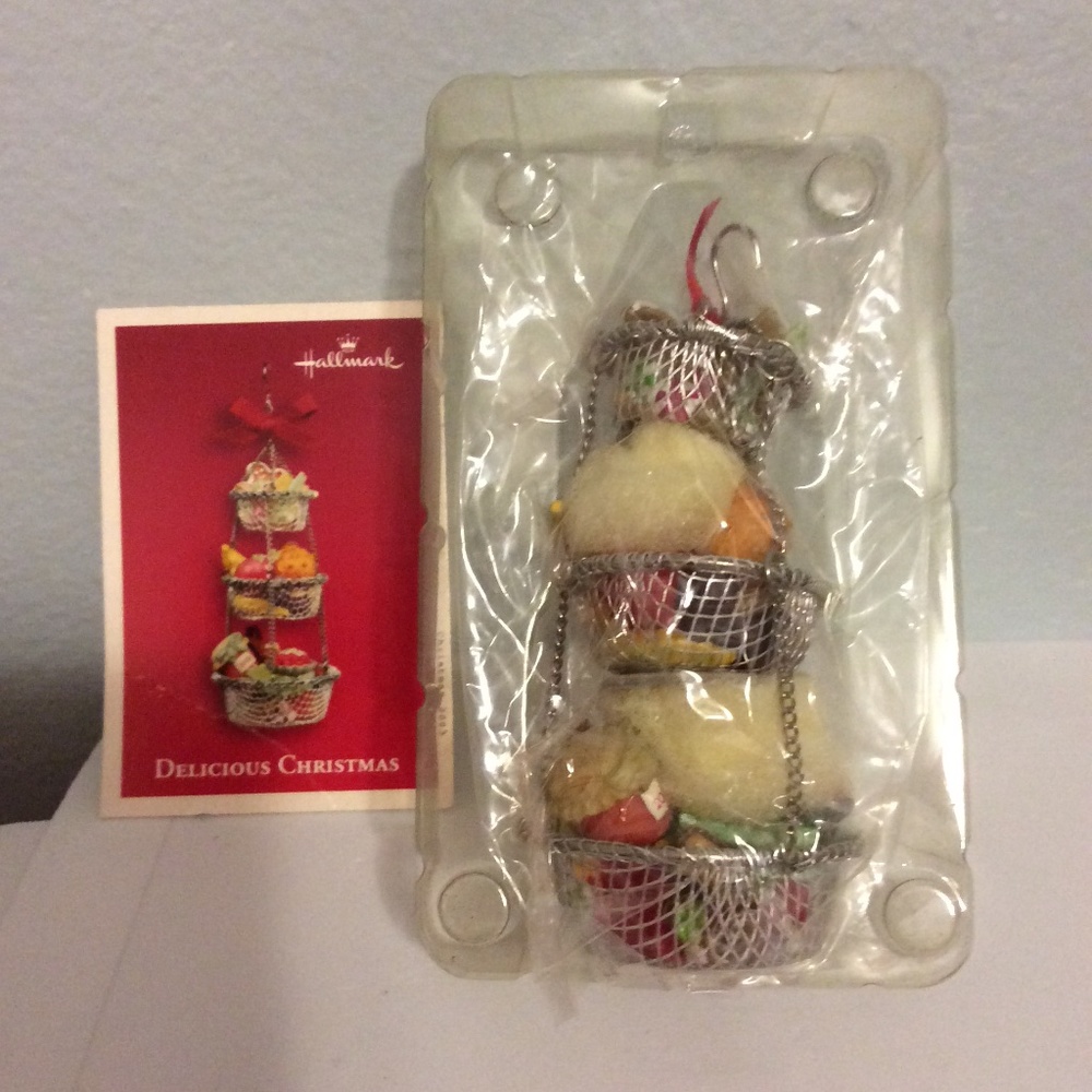 Hallmark keepsake Delicious Christmas 2003 ornament
